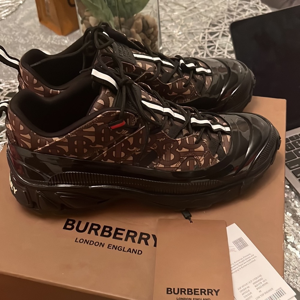 Sneakers - Picture 4 of 5